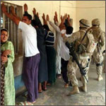 Militari perquisiscono civili iracheni
