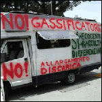 Camper con striscioni di protesta