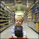 Un bambino tra gli scaffali di un supermercato