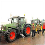 Agricoltori con i loro trattori